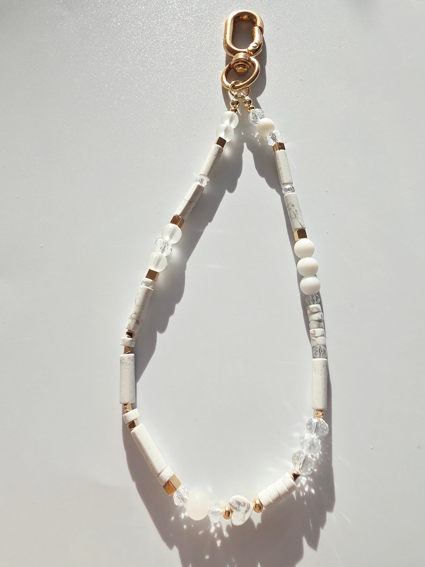 Biżuteryjna smycz do telefonu Howlit, Agat, złoty Hematyt, szklene koraliki